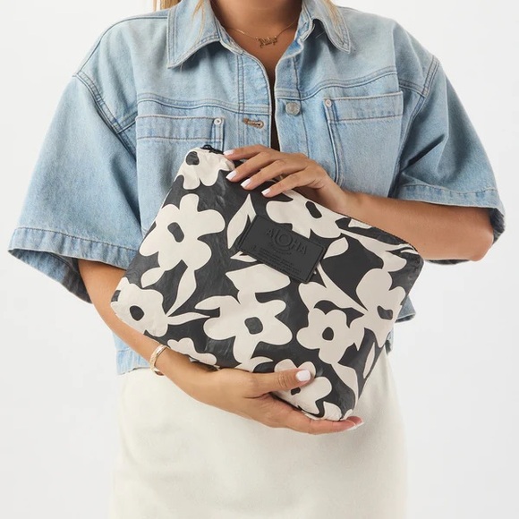 ALOHA COLLECTION Flowers Black Sandstone Mid Pouch NWT! - Picture 3 of 3